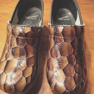 Dansko Snakeskin 37 Brown